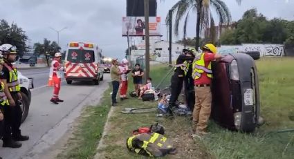 Automóvil termina volcado al sur de Monterrey; ocupantes resultan ilesos