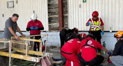 Trabajador cae de cuatro metros mientras realizaba labores de limpieza en Monterrey