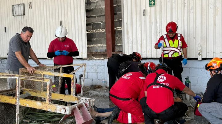 Trabajador cae de cuatro metros mientras realizaba labores de limpieza en Monterrey