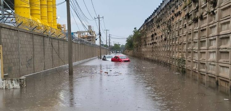 Mérida bajo el agua: calles inundadas y autos varados