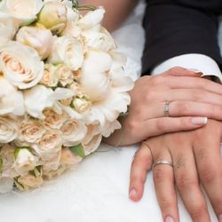 Dua Lipa y Callum Turner celebran su boda civil en Londres