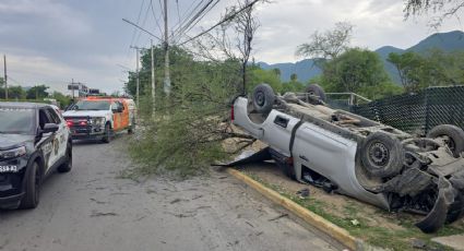 Conductor vuelca camioneta y derriba árbol en El Uro, al sur de Monterrey