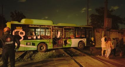 Tren impacta camión urbano en Monterrey; reportan al menos 11 lesionados