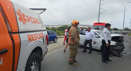Accidente entre camión de personal y auto deja tres lesionados en Apodaca