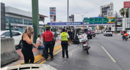 Choque con revolvedora provoca semi volcadura en la avenida Garza Sada en Monterrey
