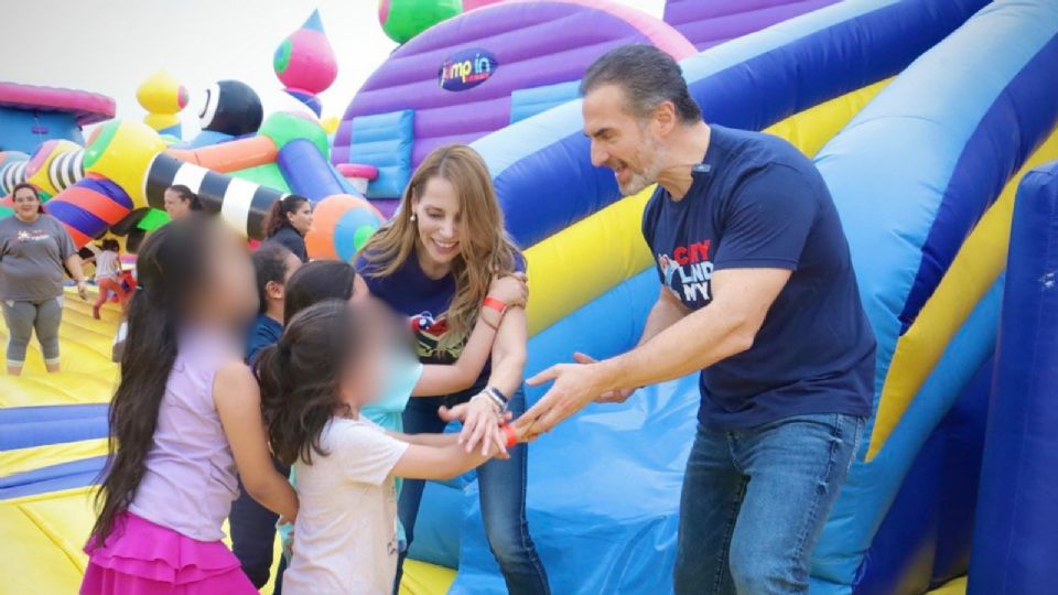 Niñas y niños disfrutaron de juegos inflables y actividades recreativas durante el festival organizado por el DIF Monterrey en Ciudad Deportiva.