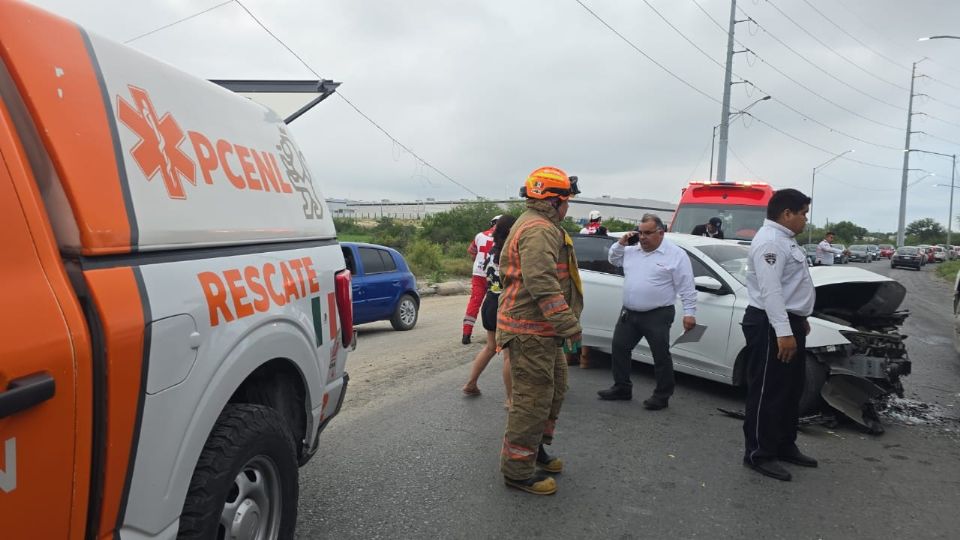 Rescatistas trabajan en la liberación de un lesionado tras choque entre camión de personal y auto en Apodaca.