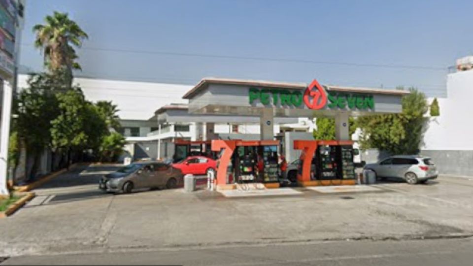 Vista de la gasolinera Petro Seven ubicada en avenida Eugenio Garza Sada 2406 Sur, en Monterrey.
