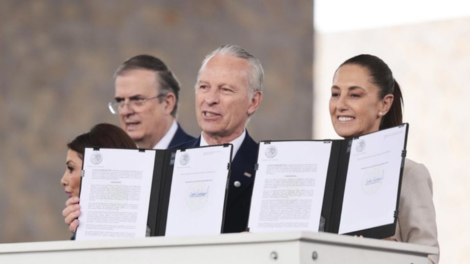 Sheinbaum firma decretos para agilizar la economía.