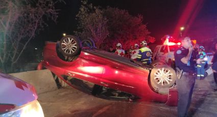 Reportan volcadura en el paso a desnivel de Gómez Morín y San Francisco en Monterrey