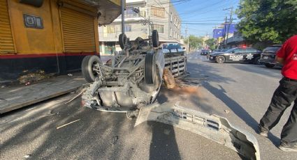 Aparatoso choque con volcadura en el Centro de Monterrey deja dos lesionados