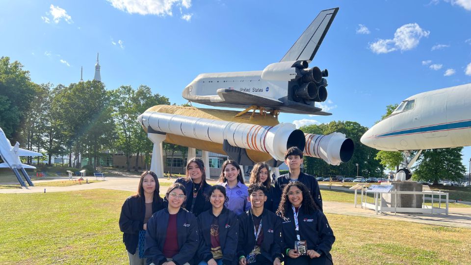 Estudiantes de la UANL participaron en el programa Space Camp de la NASA en Huntsville, Alabama, donde desarrollaron proyectos de ciencia y tecnología espacial.