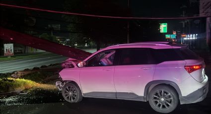 Auto se estrella contra poste en Garza Sada en la colonia Satélite en Monterrey
