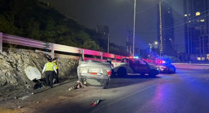 Vuelca su auto en el bulevar Rogelio Cantú, huye y deja la unidad abandonada en Monterrey