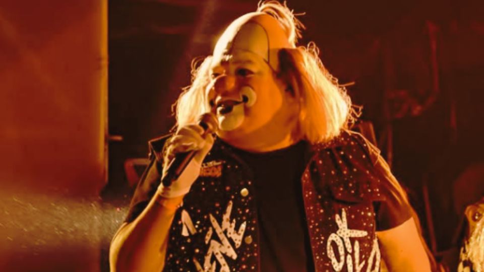 “Regalito” intenta incorporarse con ayuda del público segundos después de su caída en el escenario de Monterrey.