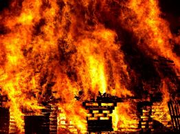 VIDEO | Incendio en Plaza comercial deja un muerto y caos en Los Mochis