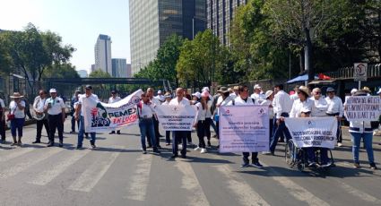 Bloquean jubilados avenida Marina Nacional frente a Pemex