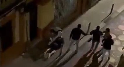VIDEO | Golpean y apuñalan a hombre en callejón
