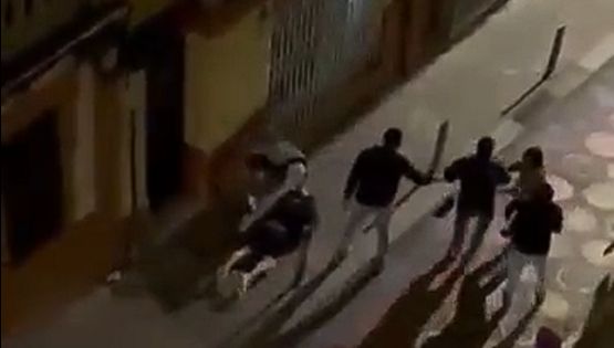 VIDEO | Golpean y apuñalan a hombre en callejón