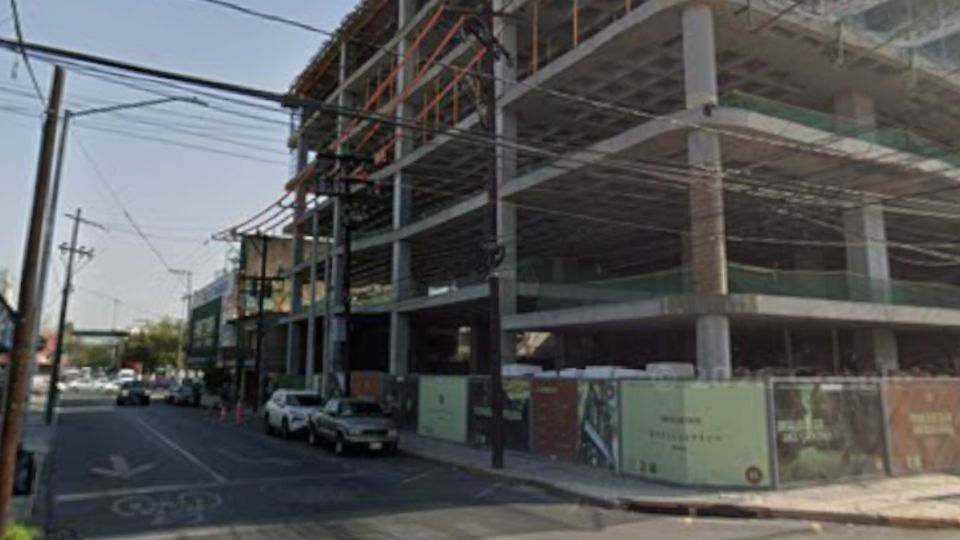 Policías de Monterrey investigan el robo ocurrido en una obra en construcción donde un velador fue golpeado y amarrado por los delincuentes.