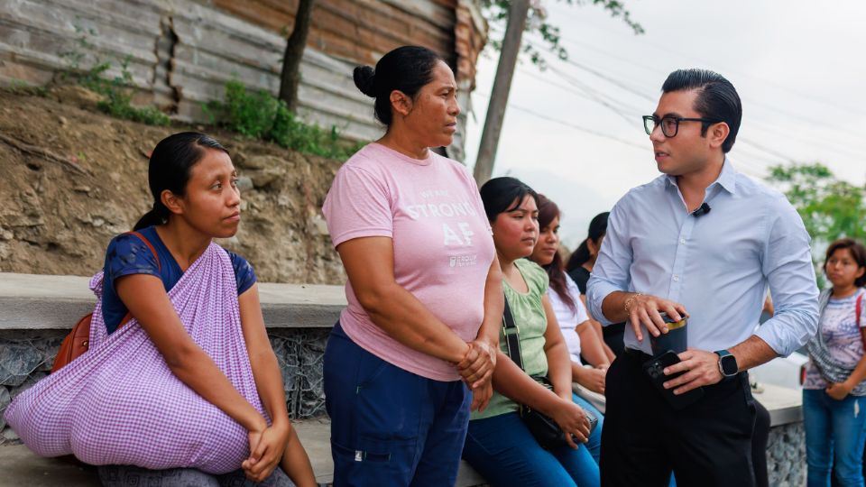 Félix Arratia supervisó el nuevo andador peatonal San Isidro en la colonia La Campana, al sur de Monterrey.