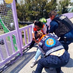 Policías salvan la vida de mujer que intentó arrojarse al vacío