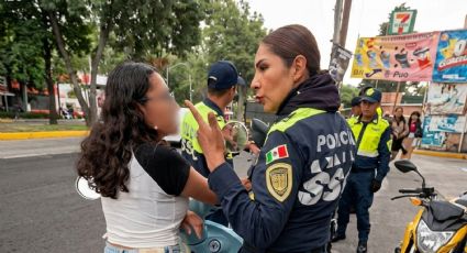 Mujer policía de CDMX golpea y jala del cabello a menor en motoneta