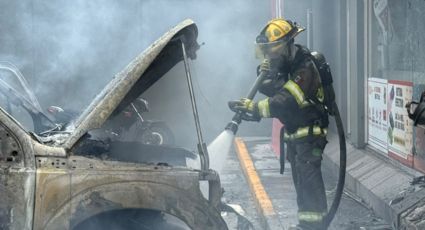 Se incendia camión de carga sobre avenida Ruiz Cortines en Monterrey