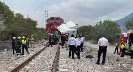 Tráiler intenta ganarle el paso al tren y termina impactado en Santa Catarina