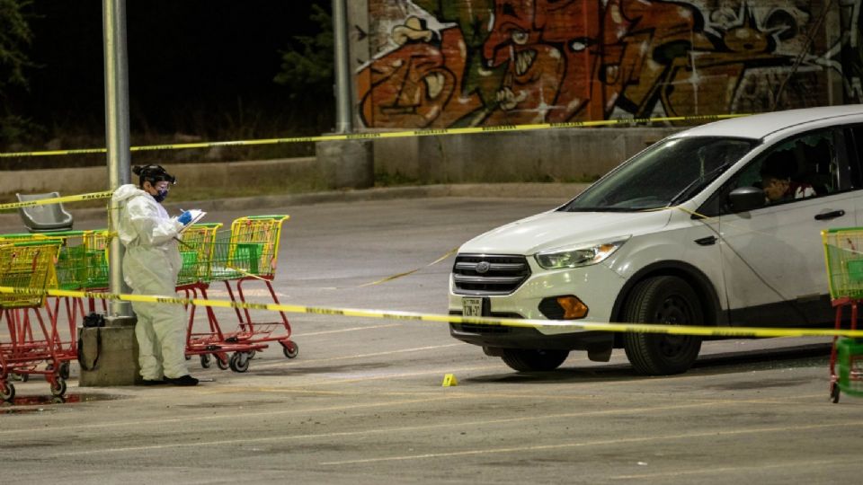 Un hombre fue asesinado a balazos cuando se encontraba en un vehículo en el estacionamiento del supermercado “Aurrerá” en la colonia Limantour.