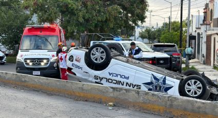 Vuelca patrulla tras presunta persecución en San Nicolás; dos policías resultan lesionados