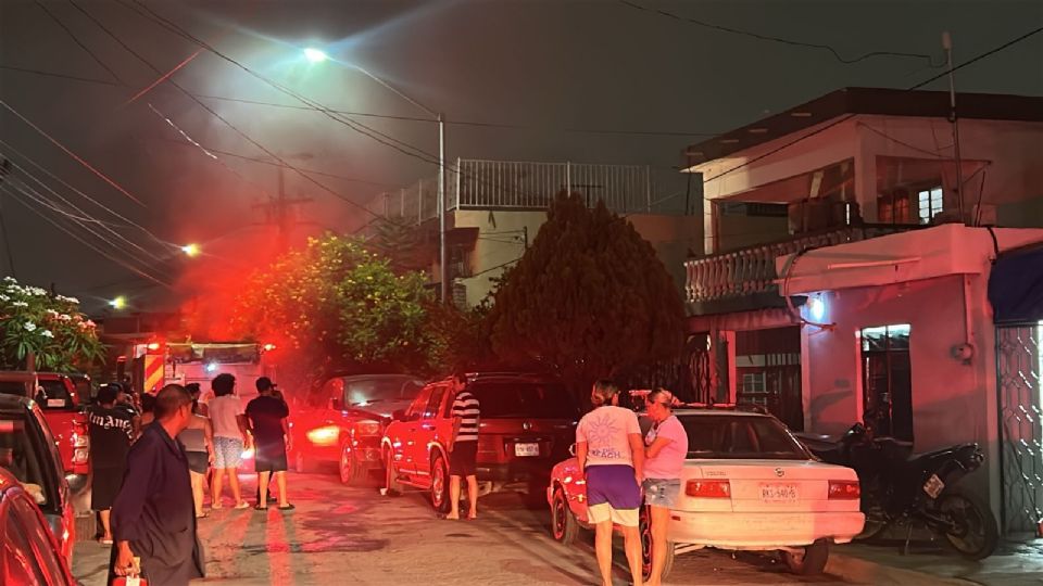 Bomberos y cuerpos de rescate trabajaron durante la madrugada para controlar el incendio que afectó una vivienda en la colonia Noria Norte, en Apodaca.