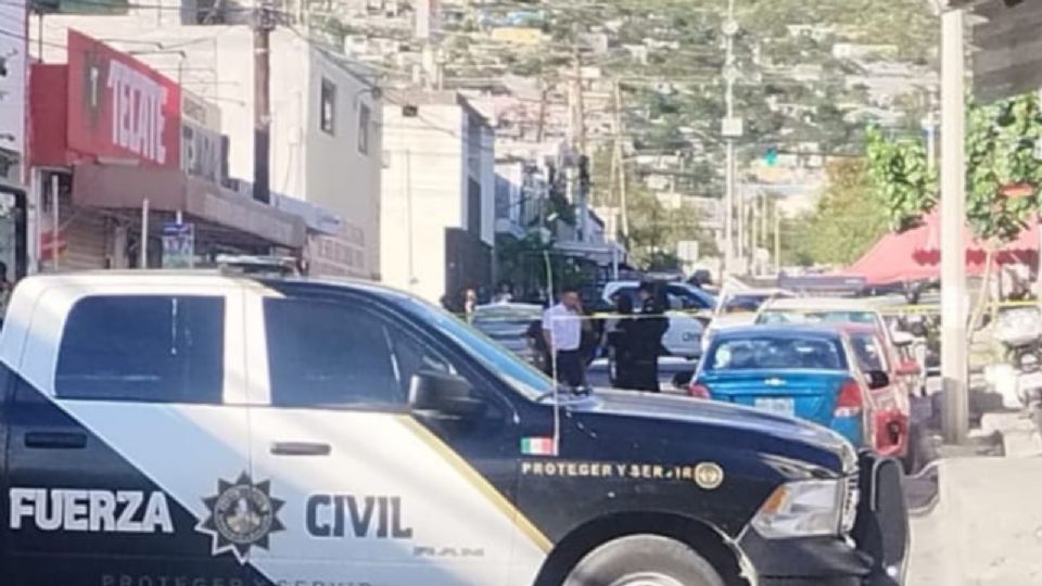 La Fiscalía de Nuevo León revisa videos de seguridad, testimonios e indicios para determinar si el dueño de una tienda de abarrotes actuó en legítima defensa.