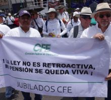 'Es un atropello': jubilados de CFE protestan por reforma de pensiones