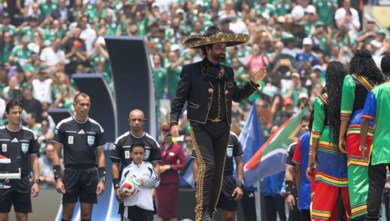 Alejandro Fernández estremece el Estadio CDMX con el Himno Nacional