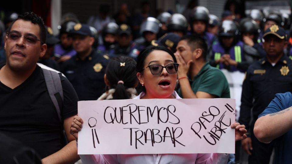Comerciantes de la calle de Motolinia en el Centro Histórico se manifestaron para exigir el libre tránsito.