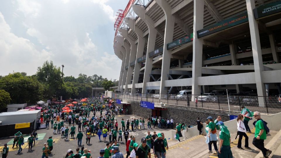 Frenan marcha de la CNTE rumbo al Estadio Ciudad de México.