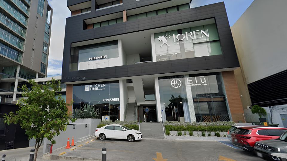 Peritos y agentes investigadores realizaron diligencias tras el robo de dinero, equipo y herramientas médicas en un negocio de la colonia Del Valle, en San Pedro Garza García.