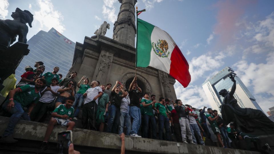 Aficionados de la selección de México celebran el triunfo sobre Sudáfrica.
