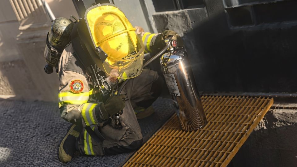 Elementos de Protección Civil Monterrey y Bomberos de Nuevo León atendieron un cortocircuito en un registro eléctrico ubicado en el Barrio Antiguo, sin que se reportaran lesionados.