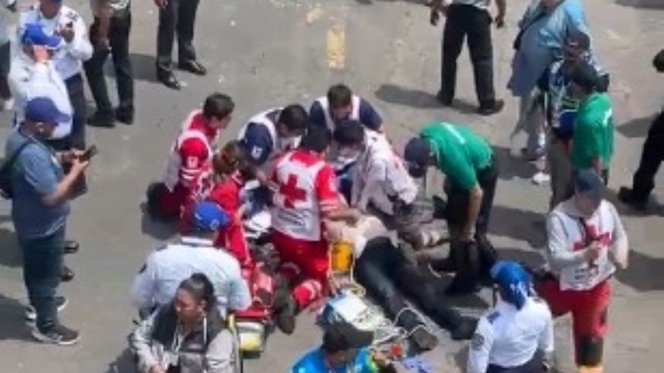 Elementos de la Cruz Roja y el ERUM prestaron los primeros auxilios a uno de los afectados.