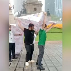 Aficionados causan polémica por usar lona de desaparecidos