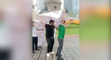 Aficionados causan polémica por usar lona de desaparecidos
