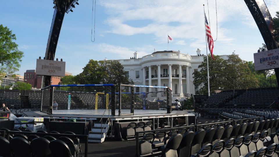 El octágono de la UFC en la Casa Blanca supera la altura del edificio presidencial.