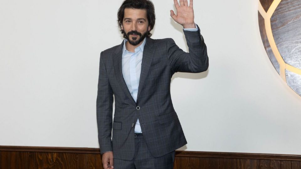 Diego Luna manifestó su preocupación por las barreras económicas que enfrentarán los seguidores del futbol.