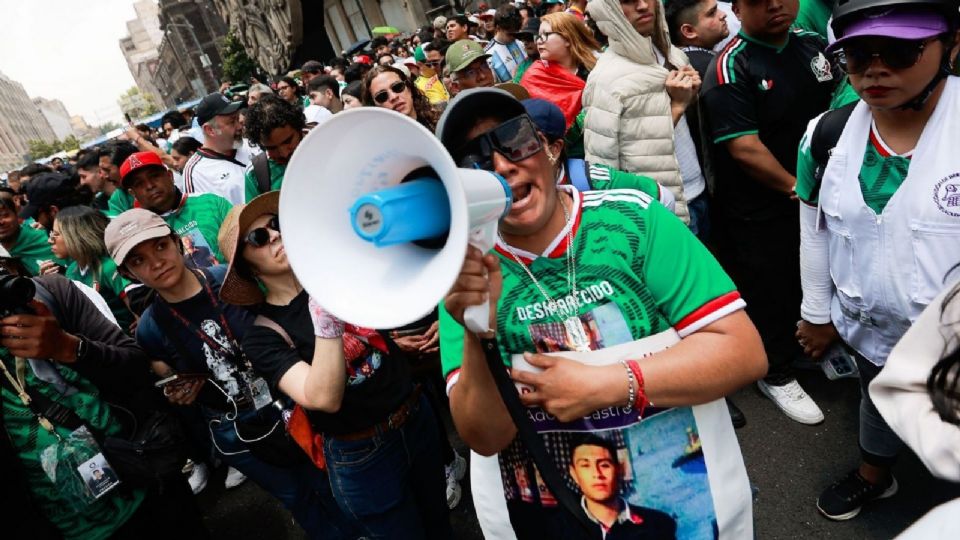 Con playeras de la selección nacional modificadas con el rostro de sus desaparecidos colectivo de Madres buscadoras realizan manifestación dentro del Fan Fest ubicado en el Zócalo.