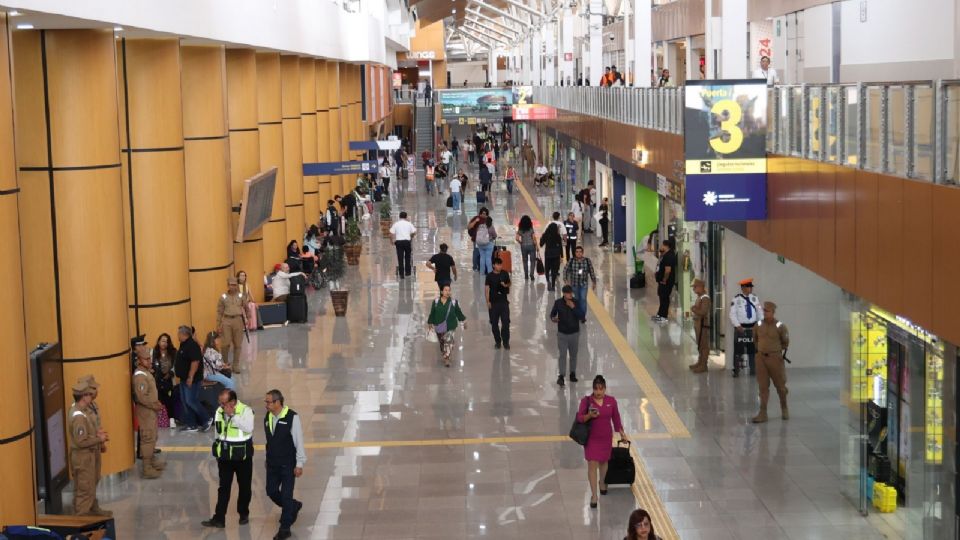 Personal de la Profeco brinda asesoría a turistas en aeropuertos internacionales durante el Mundial 2026.