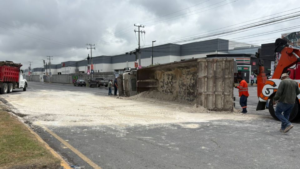 El tractocamión volcó al incorporarse de la avenida Carlos Salinas hacia Concordia, derramando 28 toneladas de tierra, además de diésel y aceite sobre la vialidad en Apodaca.
