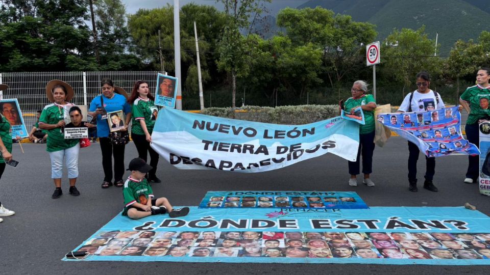 Madres Buscadoras del colectivo Renacer acudieron al Estadio Monterrey para visibilizar la problemática de las desapariciones en Nuevo León durante el partido entre Suecia y Túnez.