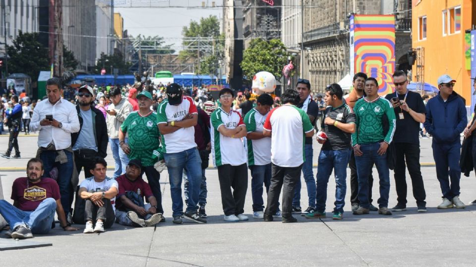 El Festival Futbolero abrió sus puertas desde temprano y mucha gente ha llegado a curiosear antes del partido o de plano a quedarse todo el día.